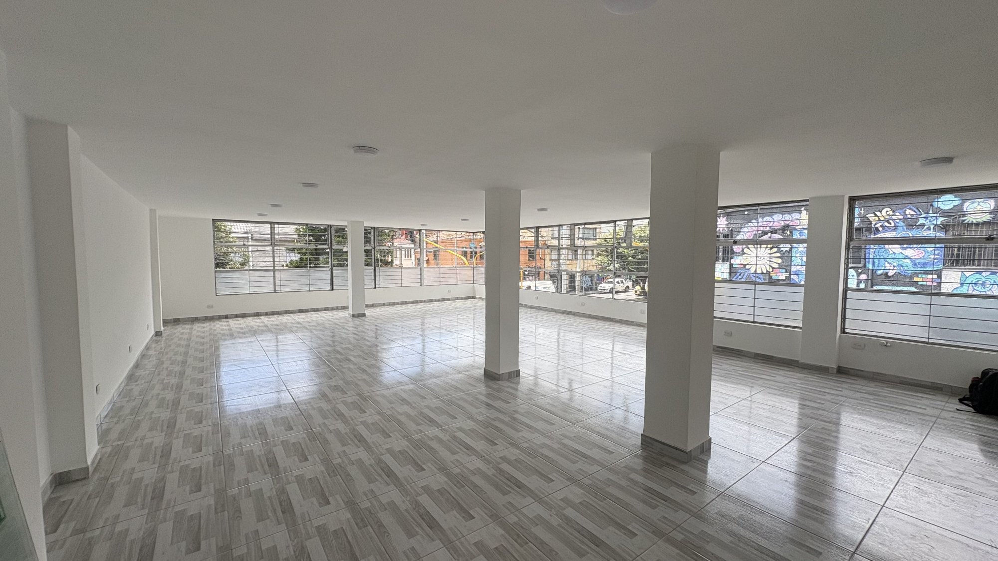 Local comercial 2do piso en Parkway – 120 m² remodelados, servicios independientes