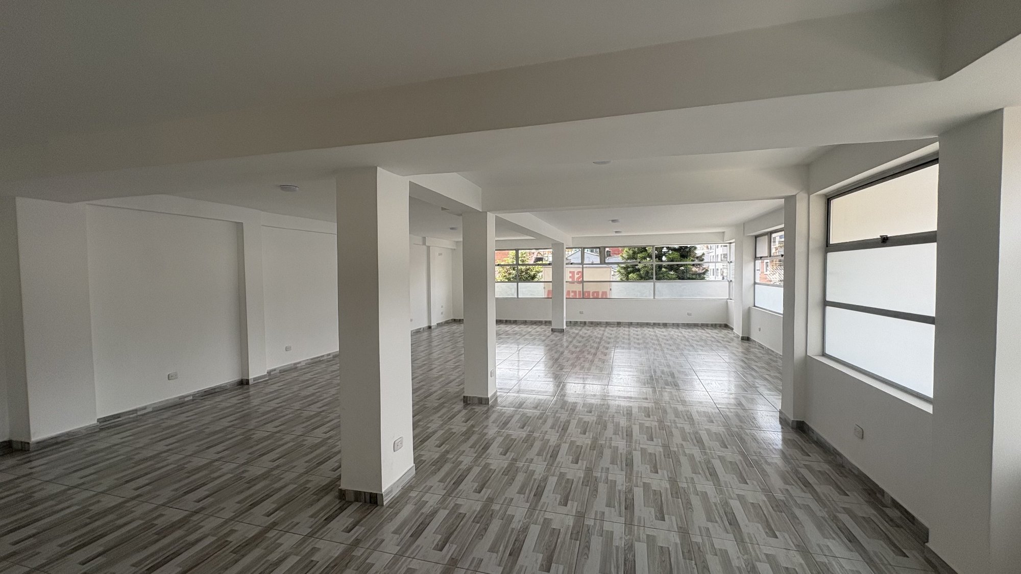 Local comercial 3 piso en Parkway – 120 m² remodelados, servicios independientes