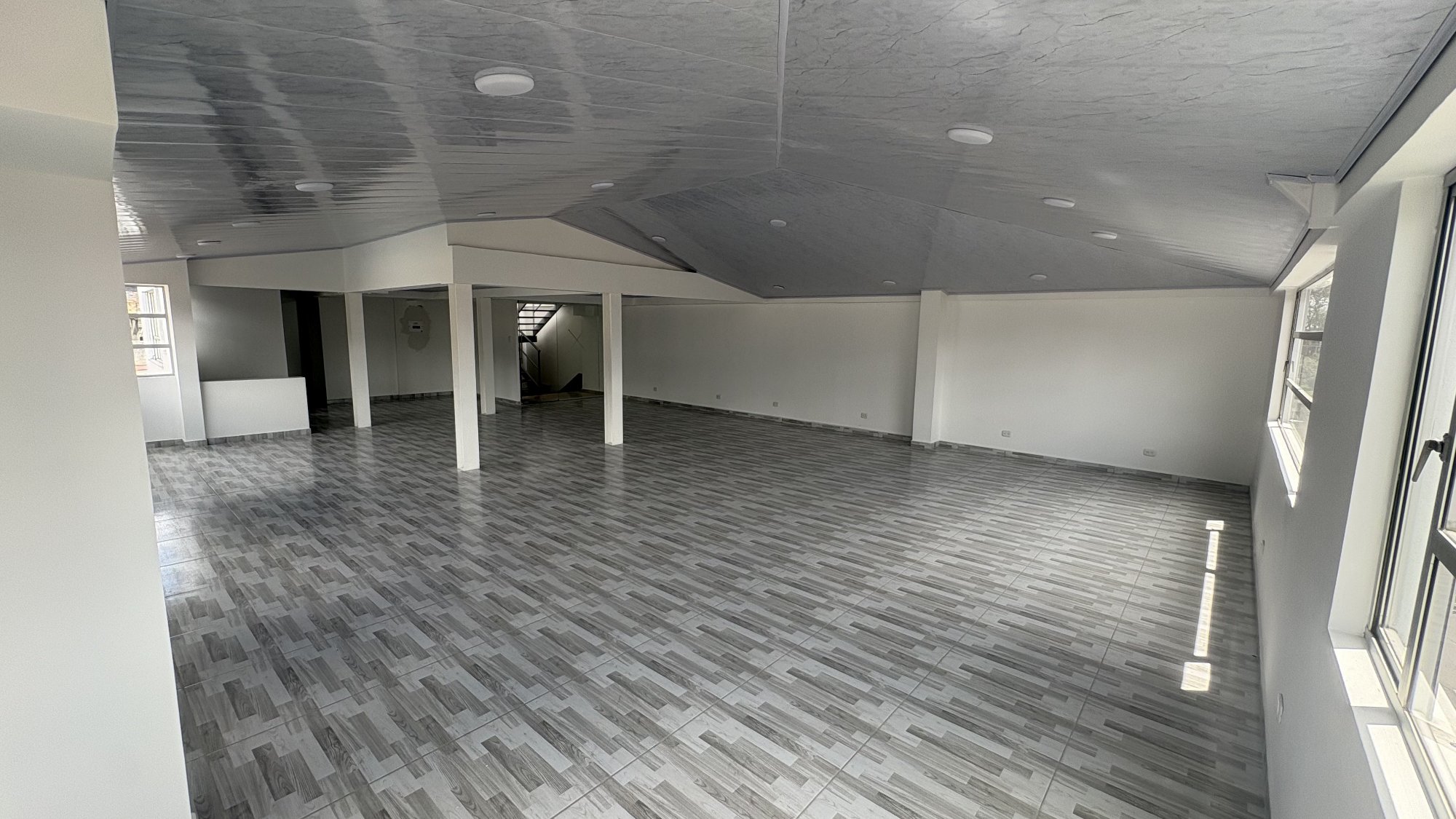 Local comercial 4 piso en Parkway – 120 m² remodelados, servicios independientes
