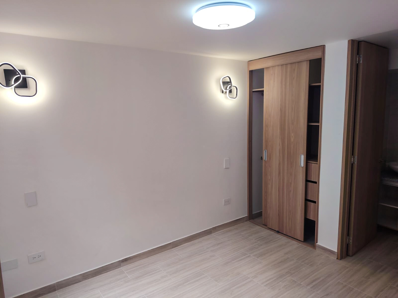 Apartamento en venta en Colina del Norte – Remodelado y listo para estrenar